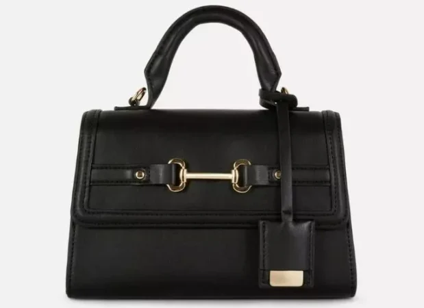 Alucina con estos bolsos de Primark que parecen de lujo y están tirados de precio 9 Merca2.es 6. Bolso con Asa y Hebilla - 12 €
