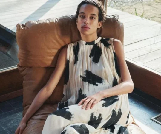 Zara está ya preparada para la primavera con su colección de vestidos clásicos 50 Merca2.es Vestido largo estampado holgado - 59,95 €