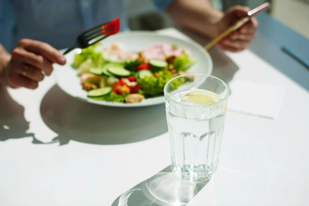 Este gesto tan español es el culpable de que no puedas parar de comer