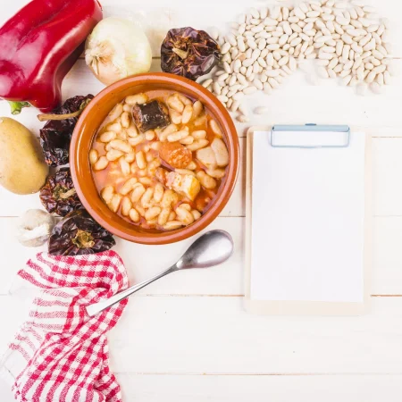 Pochas frescas a la navarra: Tradición y sabor en este plato 1 Merca2.es beans dish with groceries clipboard Merca2.es