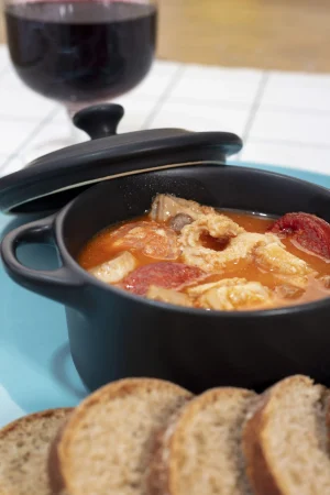 Potaje manchego con rellenos: Un plato tradicional y reconfortante 26 Merca2.es close up delicious spanish food 1 Merca2.es