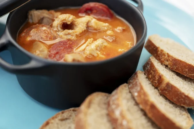 Potaje manchego con rellenos: Un plato tradicional y reconfortante 24 Merca2.es close up delicious spanish food Merca2.es
