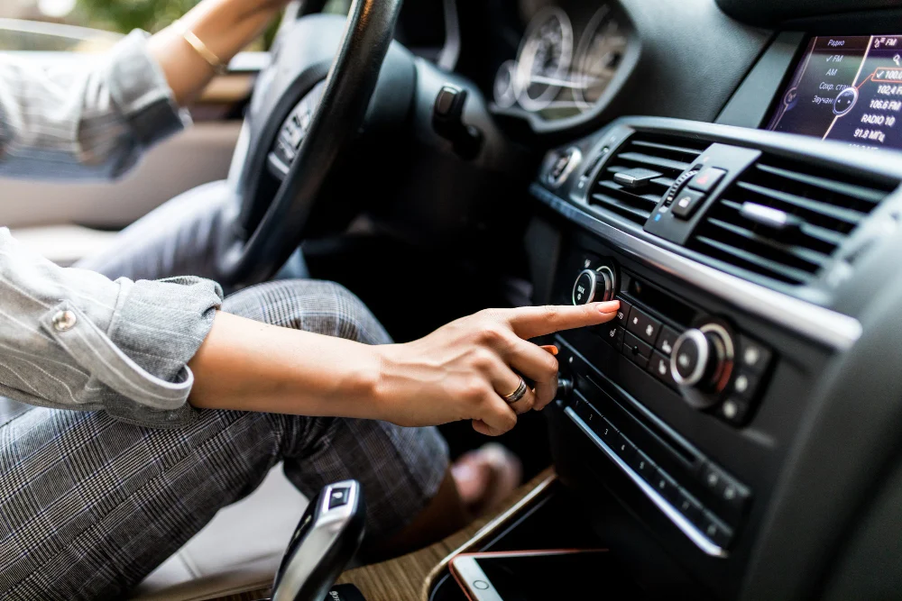 Este error con la radio en el coche puede salirte por 3.000 euros