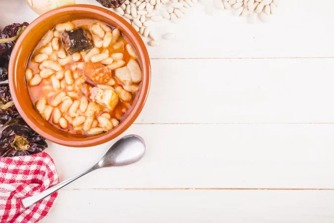 cooking table with beans dish 1 Merca2.es