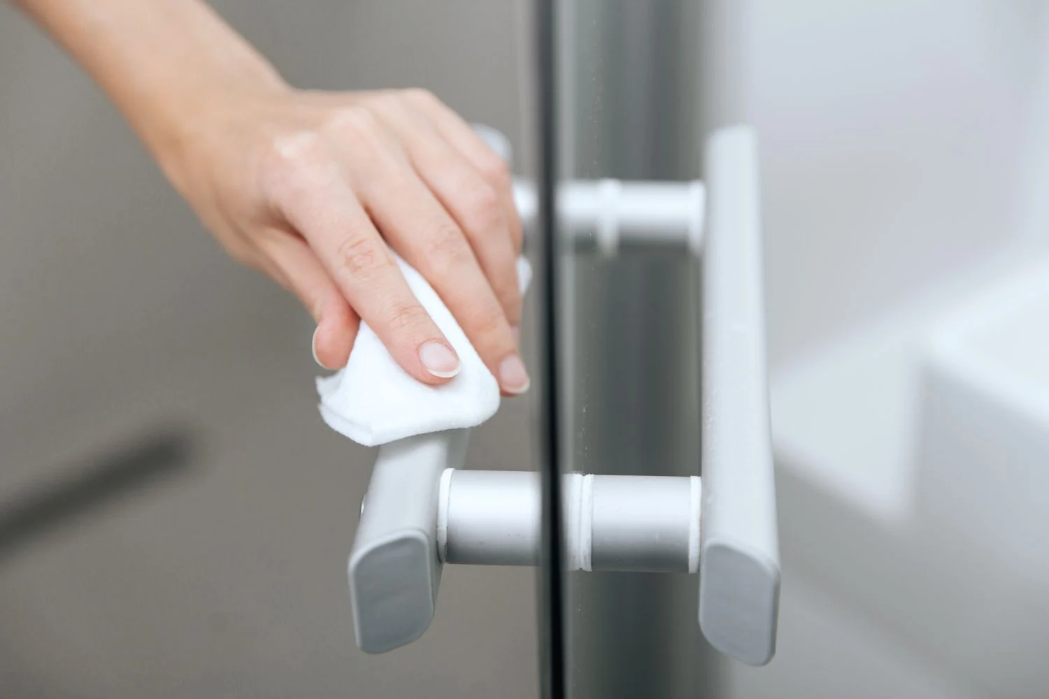 Dale un buen repaso a las puertas de madera de casa y déjalas como nuevas con estos trucos