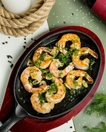 fried shrimps garlic herbs sauce garnished with dill Merca2.es