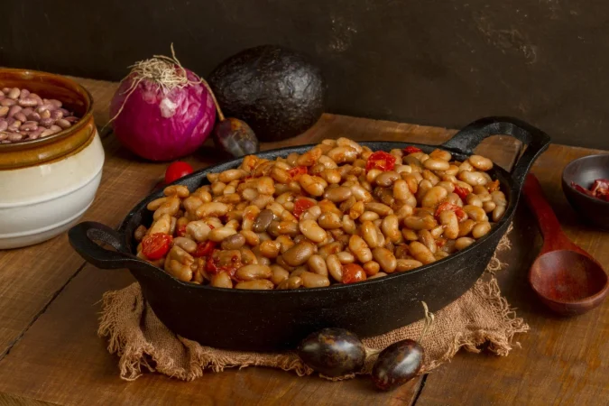 Pochas frescas a la navarra: Tradición y sabor en este plato 2 Merca2.es high angle chilli beans tray Merca2.es