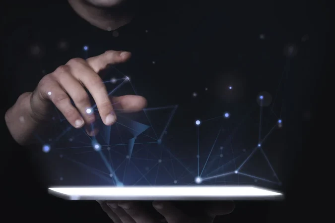 man using digital tablet psd mockup smart technology Merca2.es