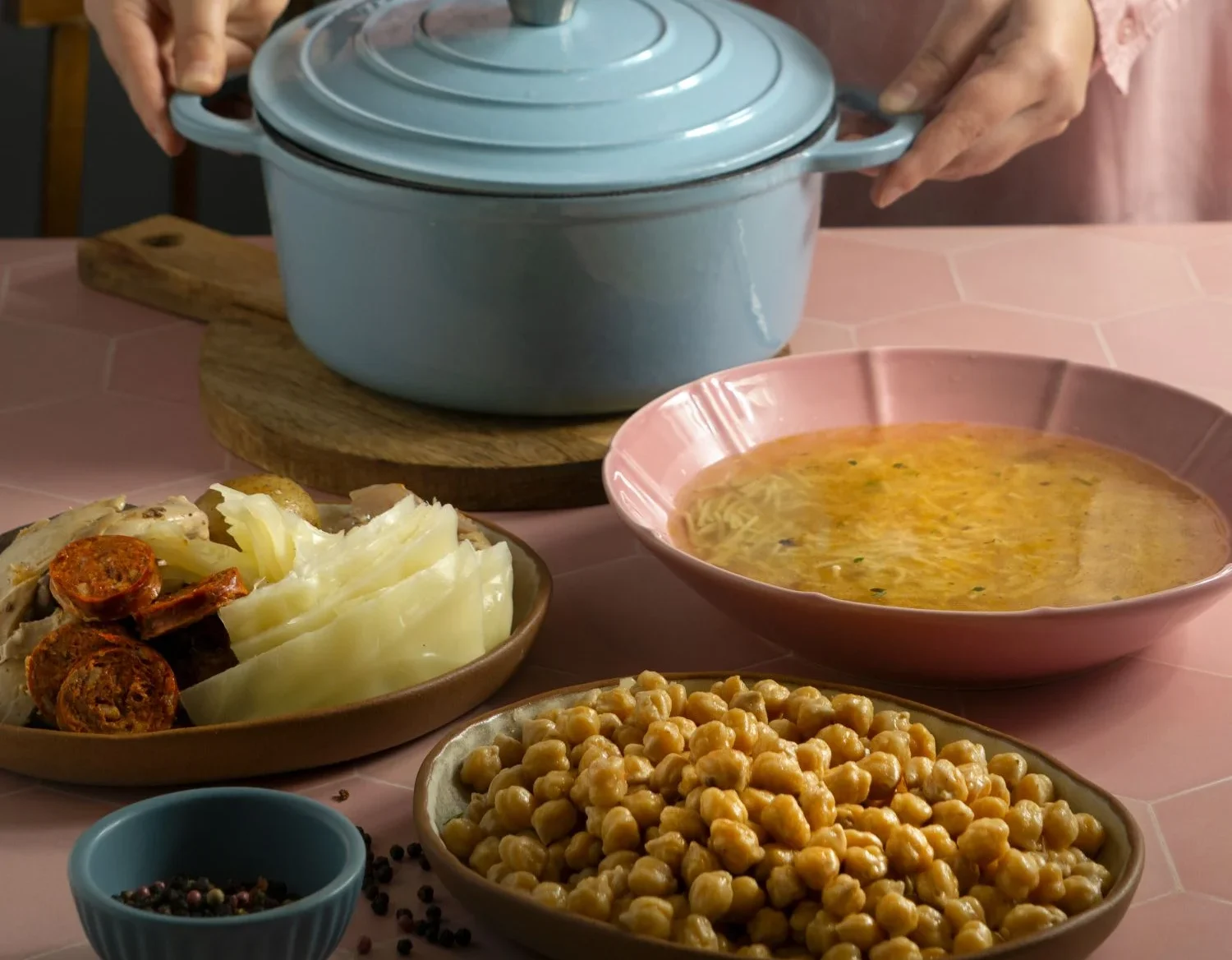 Cocido madrileño: Un clásico culinario en tres vuelcos
