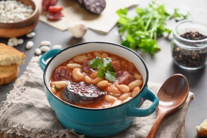 spanish fabada on brown table copy space 2025 03 10 13 01 36 utc Merca2.es