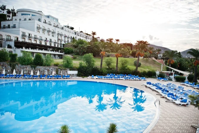 swimming pool morning mediterranean summer resort hotel turkey bodrum reflection water Merca2.es