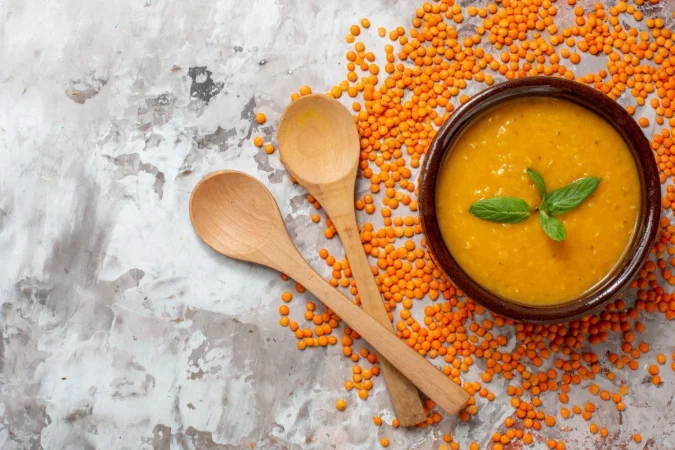 top view delicious lentils soup inside plate light background plant soup color photo food seed dish free space Merca2.es
