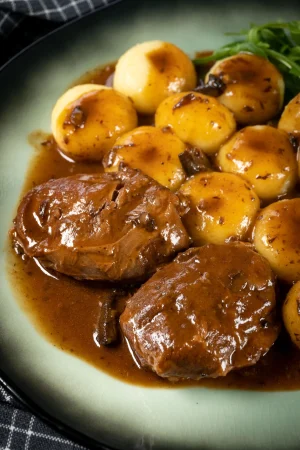 traditional german braised pork cheeks in brown sa 2025 03 05 09 49 44 utc Merca2.es