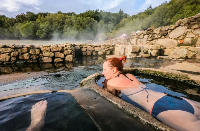 woman wearing bikini while lying hot spring Merca2.es