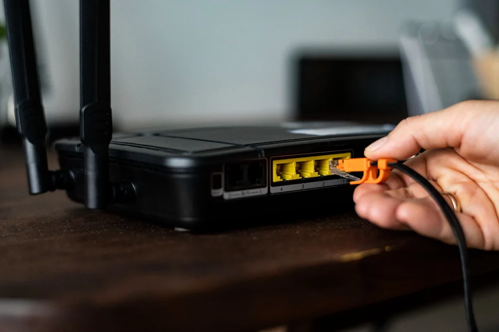 Así es como un ajuste de tu Wi-Fi permite que cualquiera te espíe desde fuera