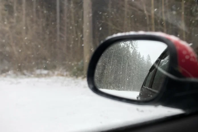 El truco casero más eficaz para mantener los retrovisores limpios cuando llueve