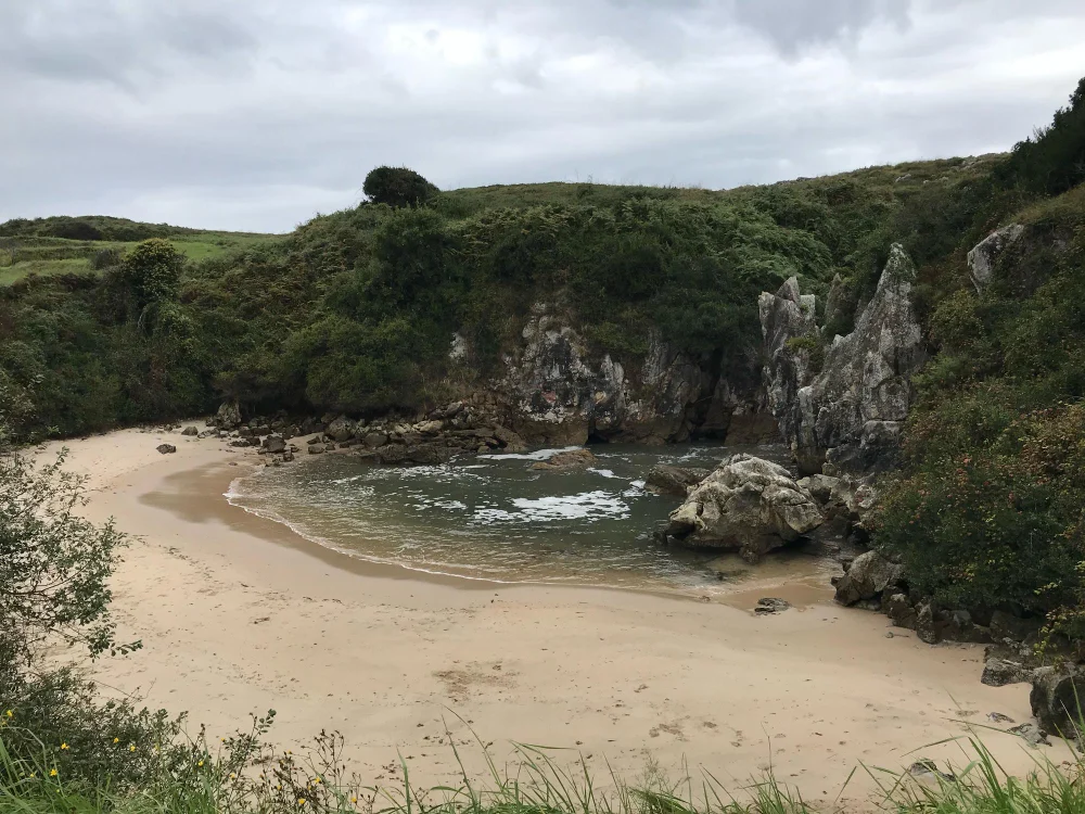 Asturias esconde una playa donde el mar ‘desaparece’ por sumideros naturales