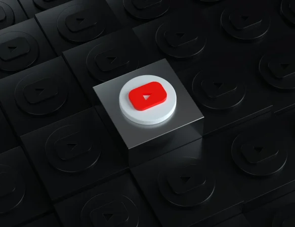 3d youtube logo silver stand with dark logos background Merca2.es