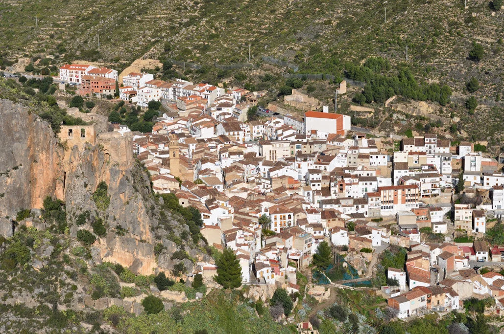 Camina sobre el vacío en la ruta valenciana que desafía las alturas con sus puentes colgante