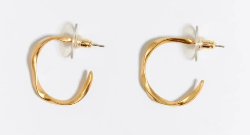 3.- Pendientes de aro de dos aguas. Precio: € 2620 (reducido de € 35)