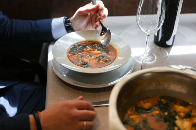 EuropaPress 2070359 hombre plato potaje vigilia restaurante cantina estacion calle sor angela Merca2.es