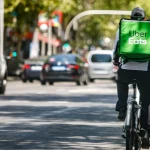 Just Eat y Glovo señalan la desigualdad en la competencia con Uber Eats