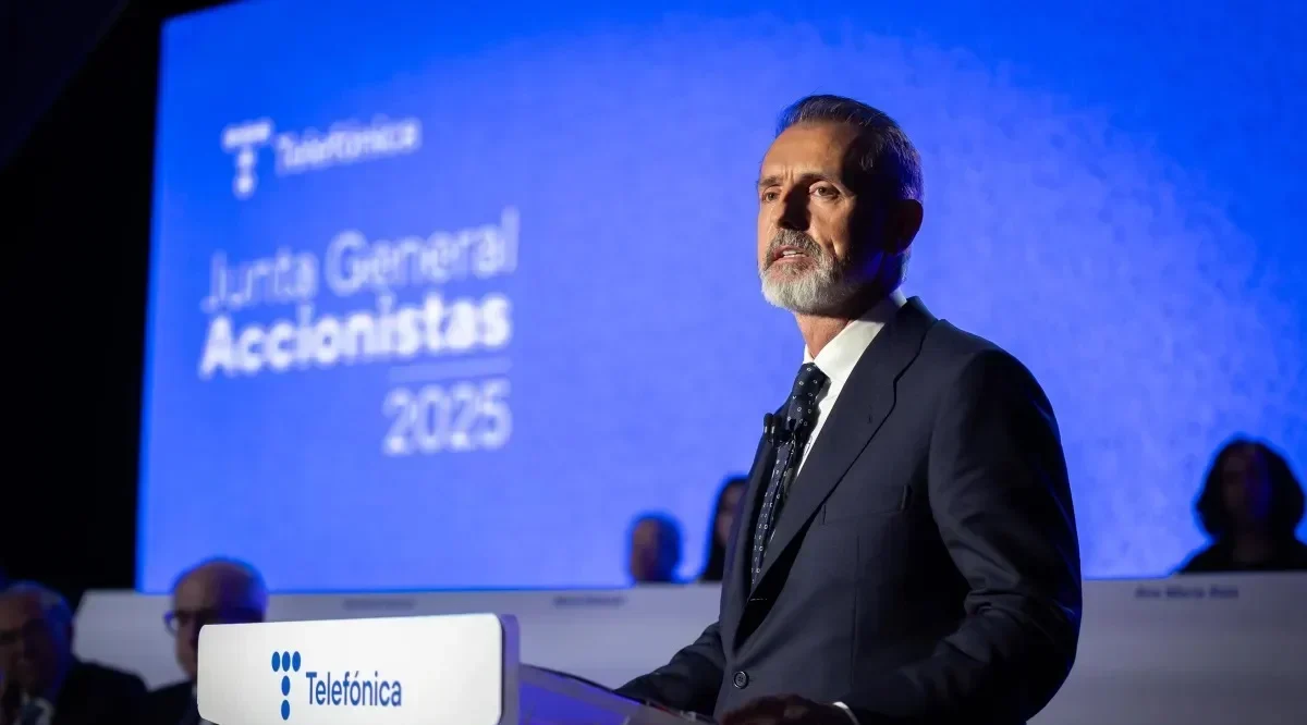Telefónica comprará operadoras en España primero y se fusionará con otras en Europa después