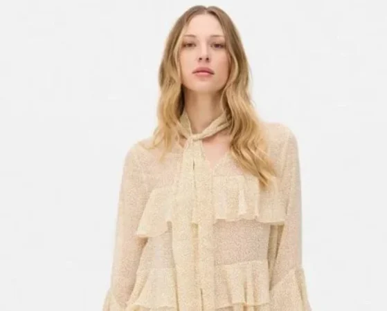Camisa con volantes (18 euros)