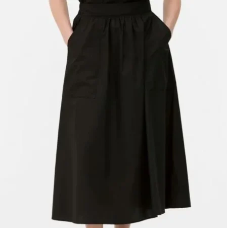 Faldas midi: el básico que nunca falla. Falda negra con vuelo – 22 euros en Primark