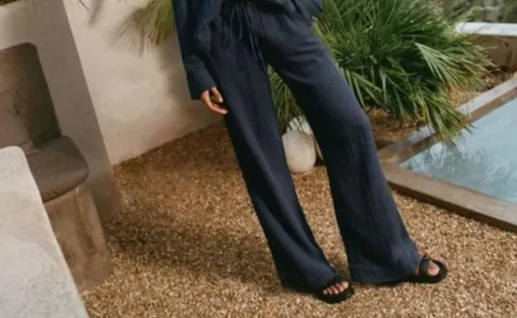 Pantalón de lino azul marino (25,99 euros)