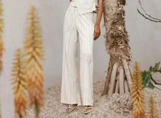 Pantalón de rayas (22,99 euros)