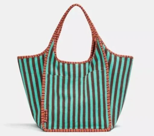 Bolso de hombro con tachuelas (19,99 euros)