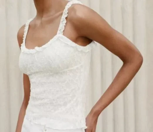 Blusa de tul con detalles especiales (22,99 euros)