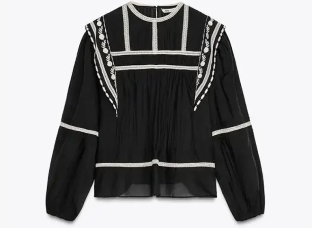 5. Blusa bordados contraste ZW Collection de Zara – 39,95 euros