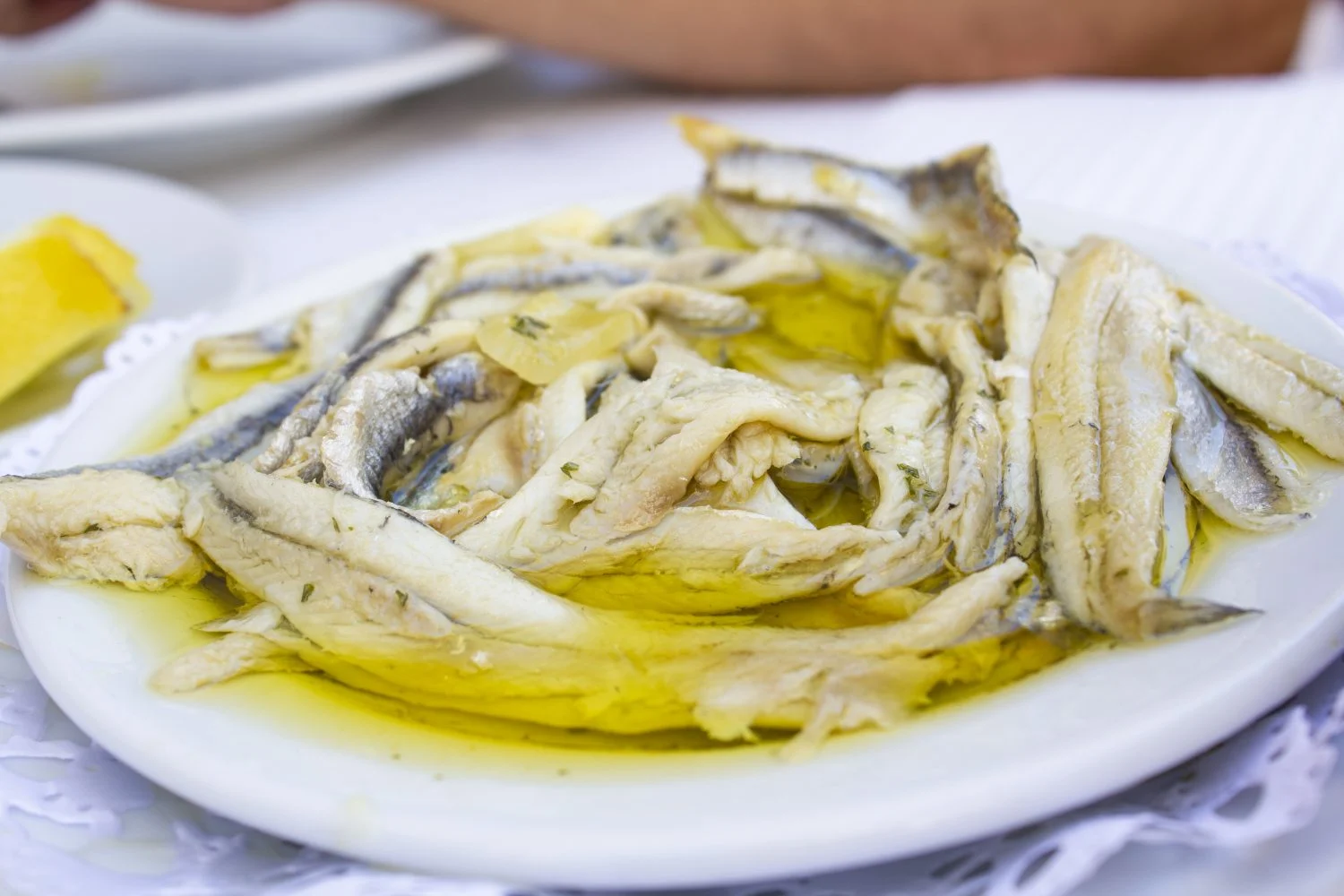 Así se hacen unos boquerones en vinagre caseros que te harán la boca agua