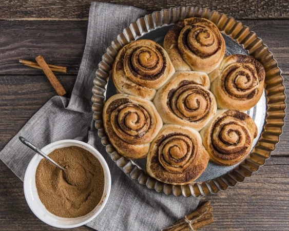 close up view delicious cinnamon rolls 1 Merca2.es