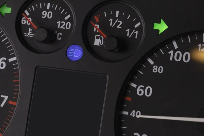 La advertencia 'silenciosa' de tu coche que nuca debes ignorar, y la ITV te obligará a volver 2 Merca2.es coche luz de presion de aceite freepik 0 Merca2.es
