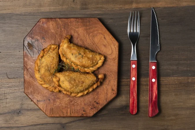 flat lay fried pies with cutlery Merca2.es