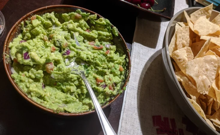 Guacamole casero: El acompañante perfecto para tus aperitivos 4 Merca2.es high angle view homemade guacamole bowl tortilla chips Merca2.es