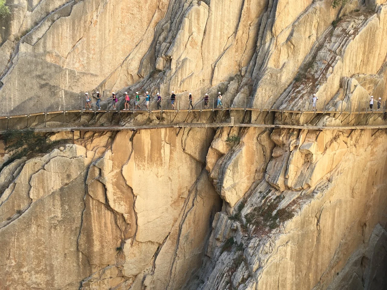 Siente la adrenalina en el ‘Caminito del Rey’ de Huesca: pasarelas sobre el río solo para valientes