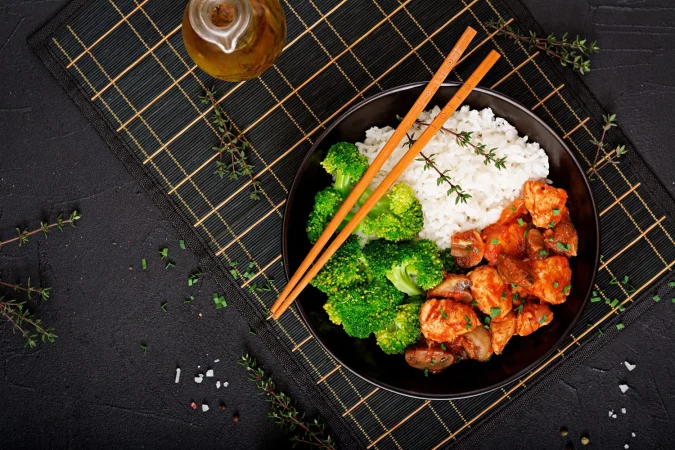 pieces chicken fillet with mushrooms stewed tomato sauce with boiled broccoli rice proper nutrition healthy lifestyle dietetic menu top view Merca2.es