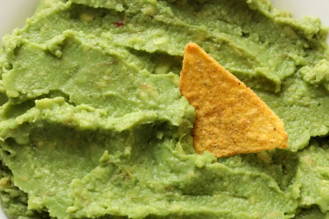 Guacamole casero: El acompañante perfecto para tus aperitivos 1 Merca2.es tasty fresh guacamole chip close up Merca2.es