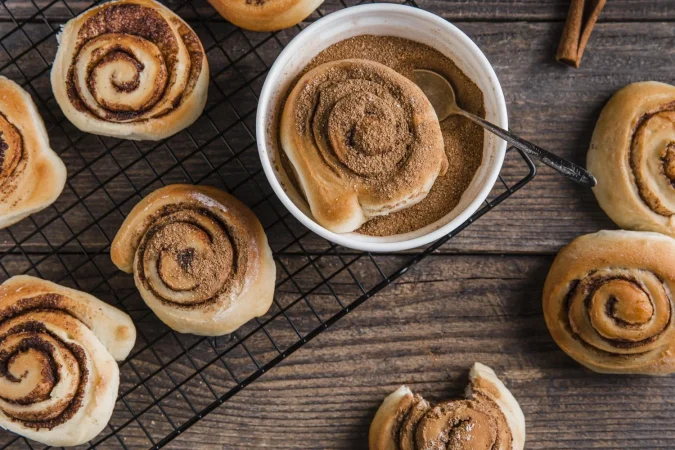 top view delicious cinnamon rolls concept Merca2.es