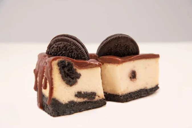 two piece cheesecake with cookies 1 Merca2.es