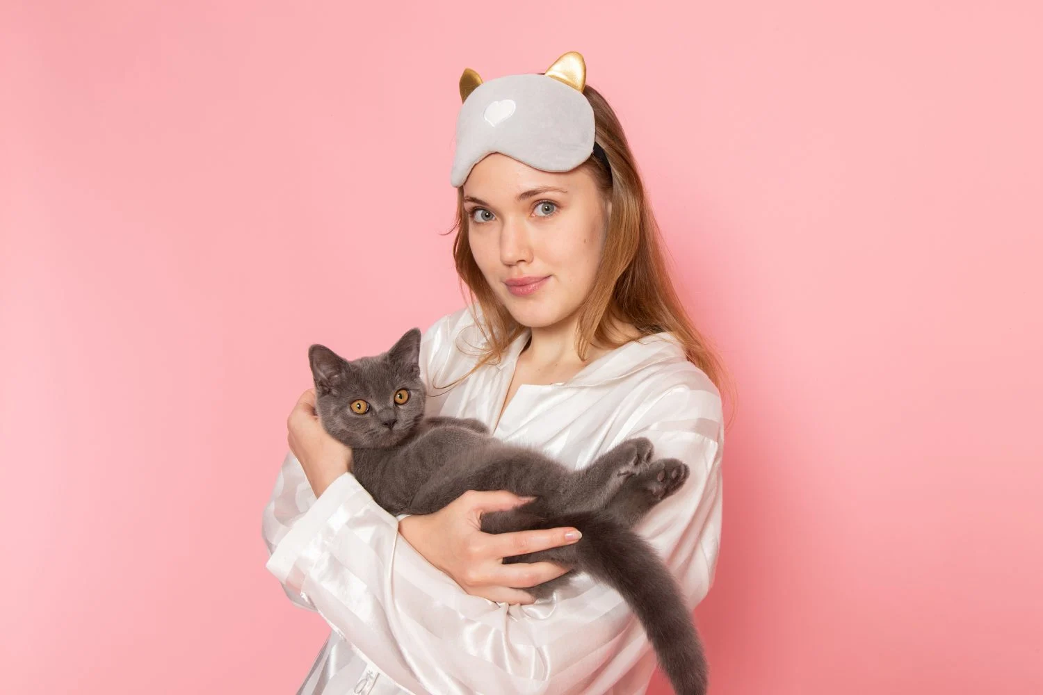 La verdad BRUTAL sobre por qué tu gato te mira fijamente mientras duermes