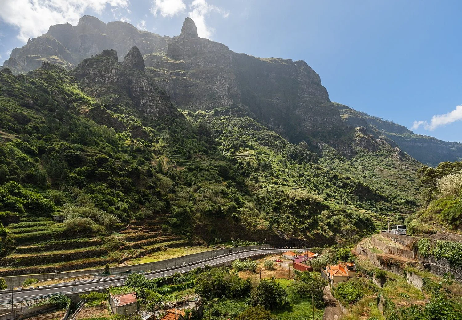Viajar barato desde Alicante al Hawái de Europa: la escapada exótica por solo 100 euros que está arrasando esta primavera