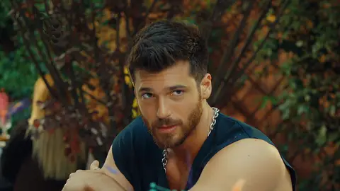 Can Yaman desata la polémica en el estreno de su nueva serie 'El Turco'