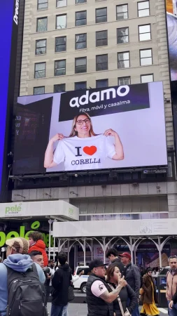 Adamo publicita en Nueva York que ha abierto tienda en Corella (Navarra) 1 Merca2.es Adamo publicita en Nueva York que ha abierto tienda en Corella (Navarra)