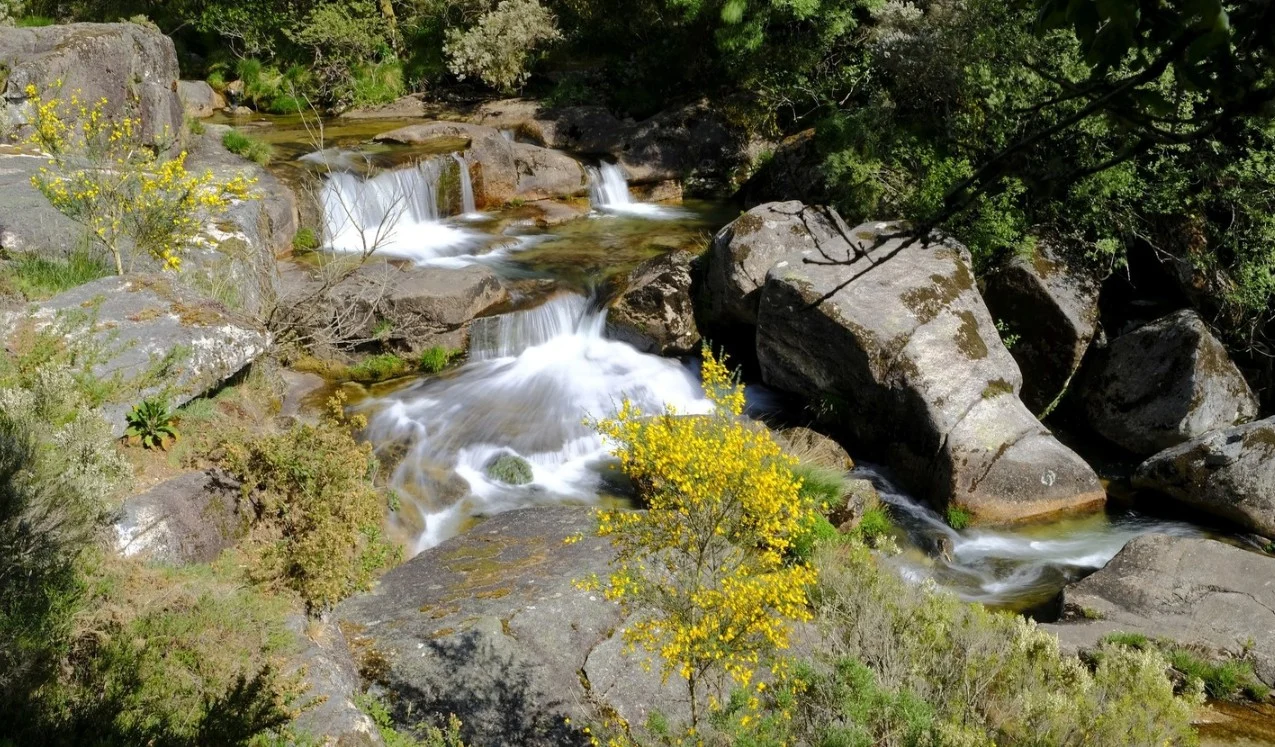 En la frontera de Galicia y Portugal hay una cascada oculta que solo se encuentra si vas de la mano de un lugareño: Es el lugar perfecto para este verano