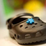 Crocs se moderniza y lanza esta colección de sandalias que están arrasando 